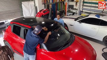 Gloss black roof wrap Suzuki Swift. Roof wrapping.