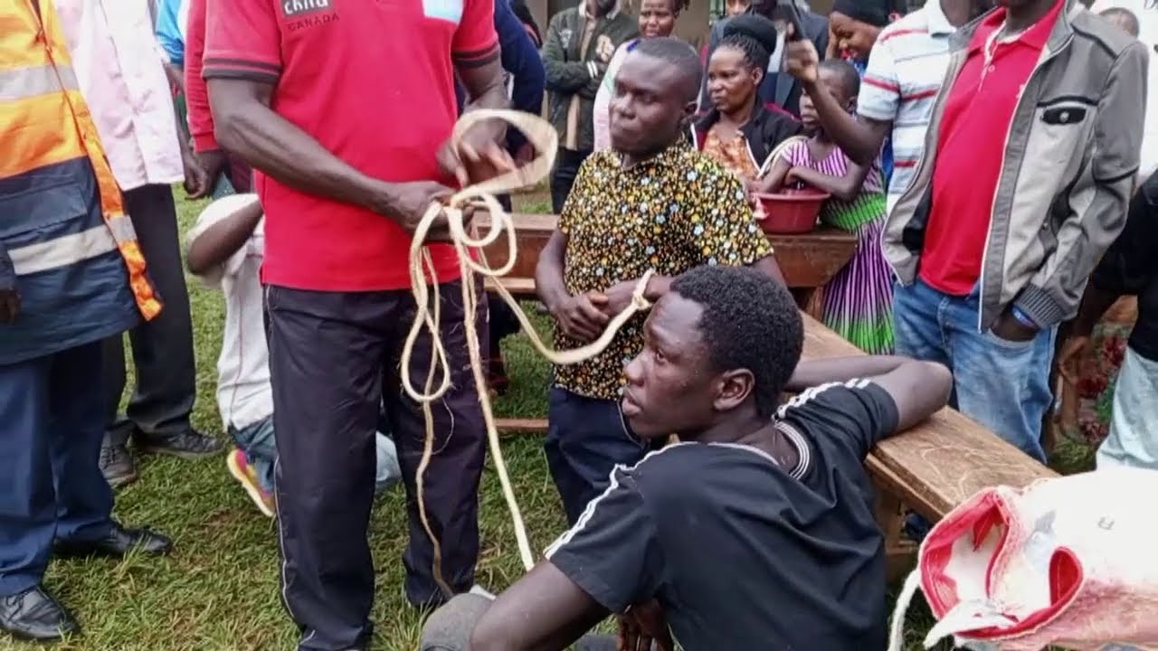 Agabuutikidde Abagambibwa okuba ababba gabamyuukidde mu lukiiko lw'ekyalo bwe babalizze ku miguwa