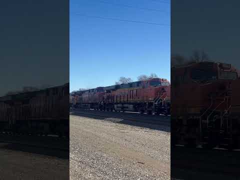 High speed intermodal train flys by at 70 mph cool horns❤️ wow ! Like m,share & subscribe 🚂😊👋