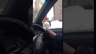 Полуголый мужчина бегает в мороз на улицах Новосибирска