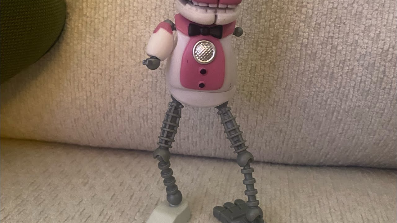 playing FNAF UCN on roblox