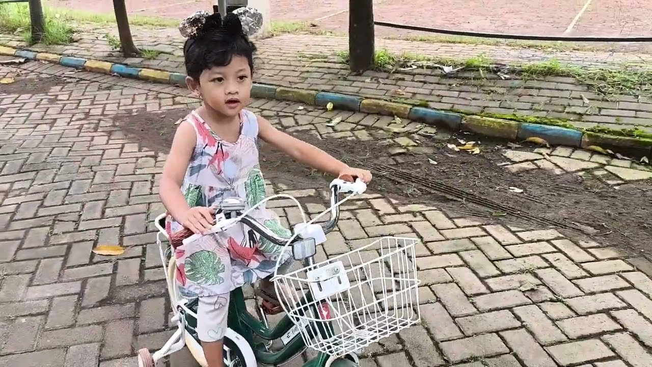 Alhamdulillah bersepeda bersama Aufa 4,5th. Bia 3th. Yuta 19mo. 