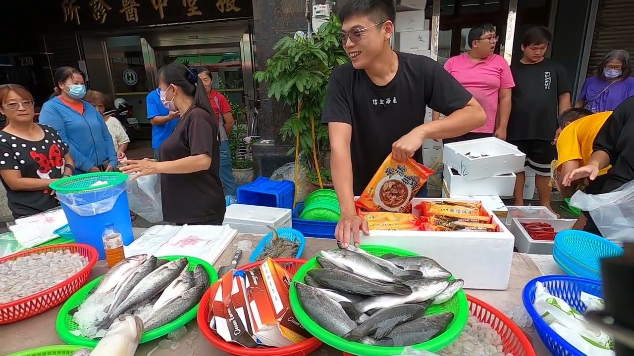 小帥弟在不開心帥兒子說你是失戀喔 #中彰海王子 #烏日火車站 #海鮮叫賣 #海鮮拍賣