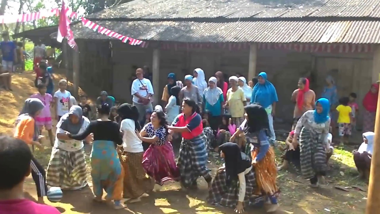Lomba Sepak Bola Wanita Pakai Sarung Baleraksa