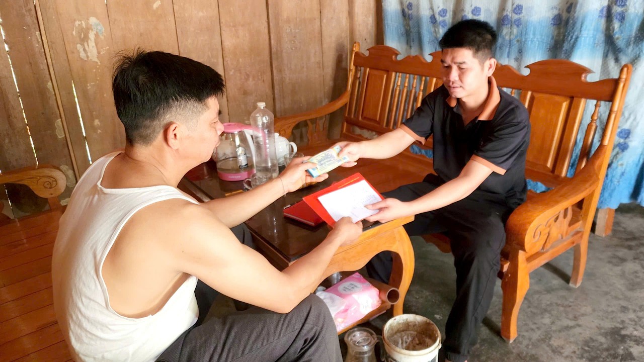 Эрик купил для Элли больше земли, чтобы она могла выращивать больше урожая.