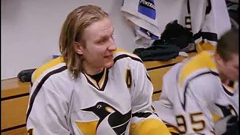 Darius Kasparaitis argues with Jaromir Jagr in the...