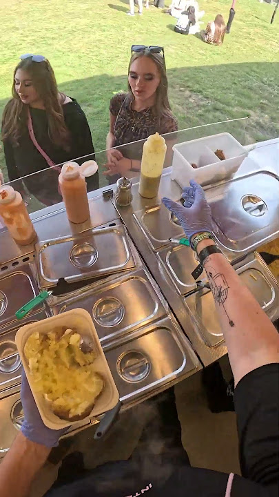 MAKING THE ULTIMATE CHEESE AND BEANS SPUD! 🤤