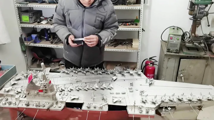 Chinese welder uses stainless steel to create aircraft carrier models - DayDayNews