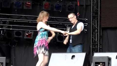 Zouk demo door Ronald en Mirjam dansschool 4salsa. Ridderkerk 17-9-2009 Multi-Culti-Festival