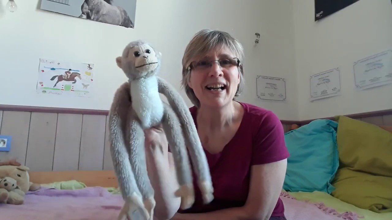 Un Petit Bonhomme assis sur une Pomme 20200415 - YouTube