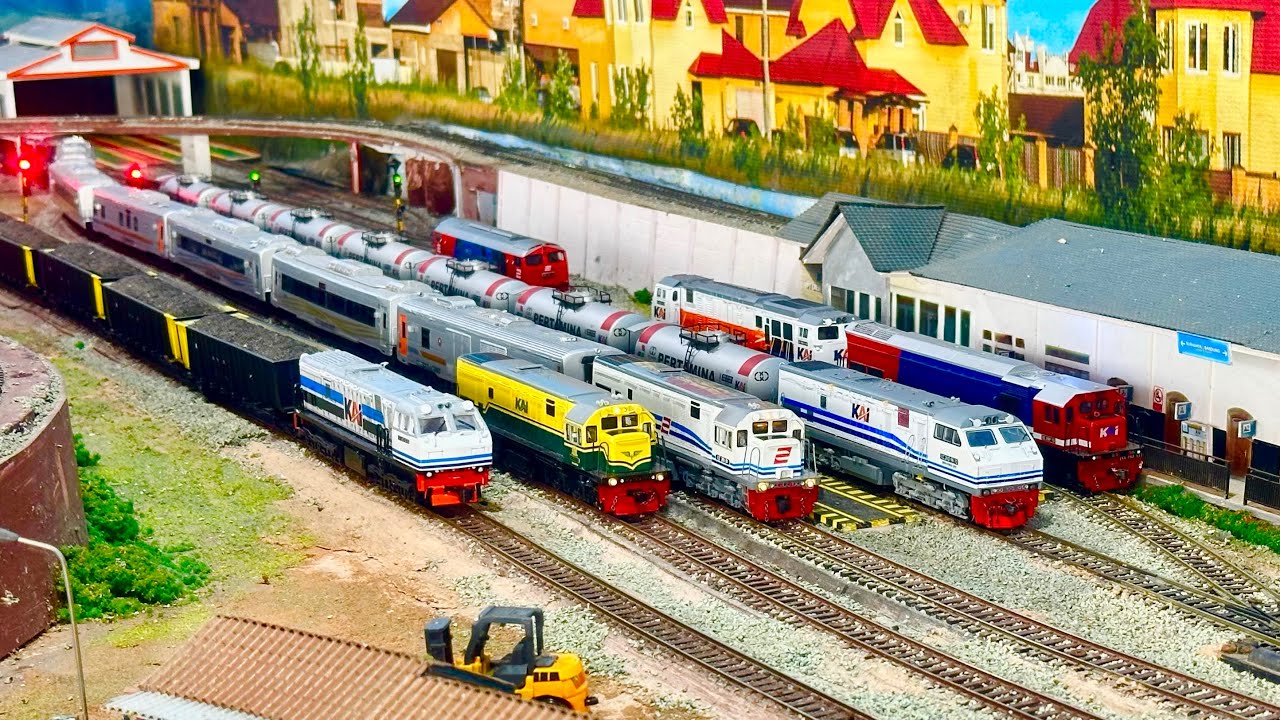 Merakit kereta api Viral CC203 WnB Jumbo ngebut menyalip rombongan kereta api di tikungan & Stasiun