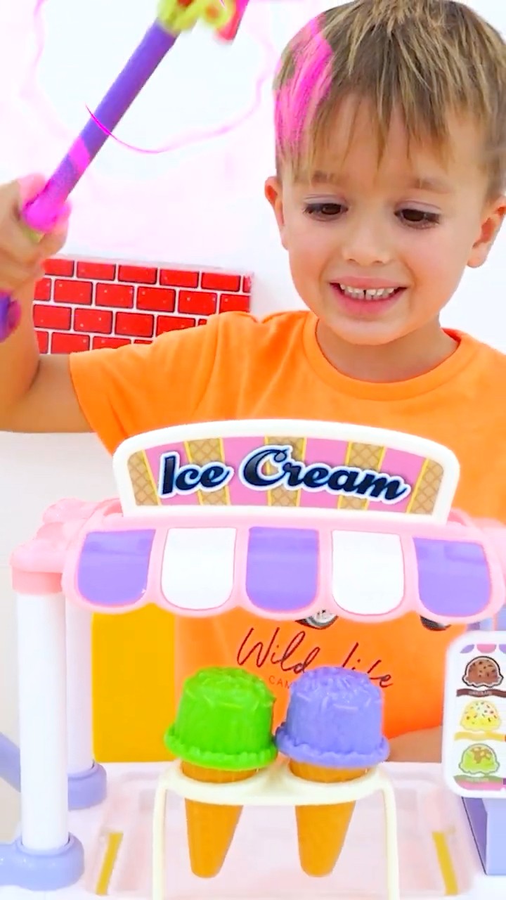 Niki  pretend play selling Ice Cream