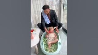 made me touched to see this smart and funny child😊