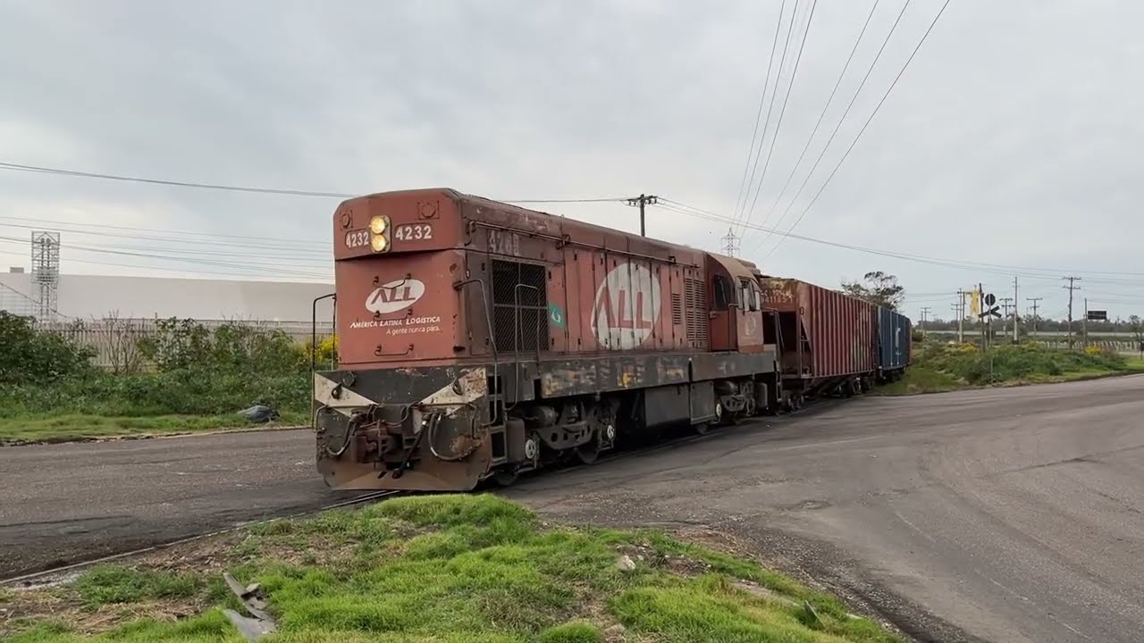 Trens manobrando no triângulo do pátio da barra em Rio Grande RS
