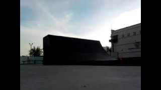 Boneless 180 on half pipe