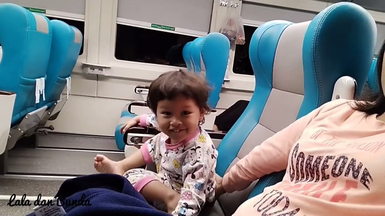 Pertama kali Lala naik kereta api!!