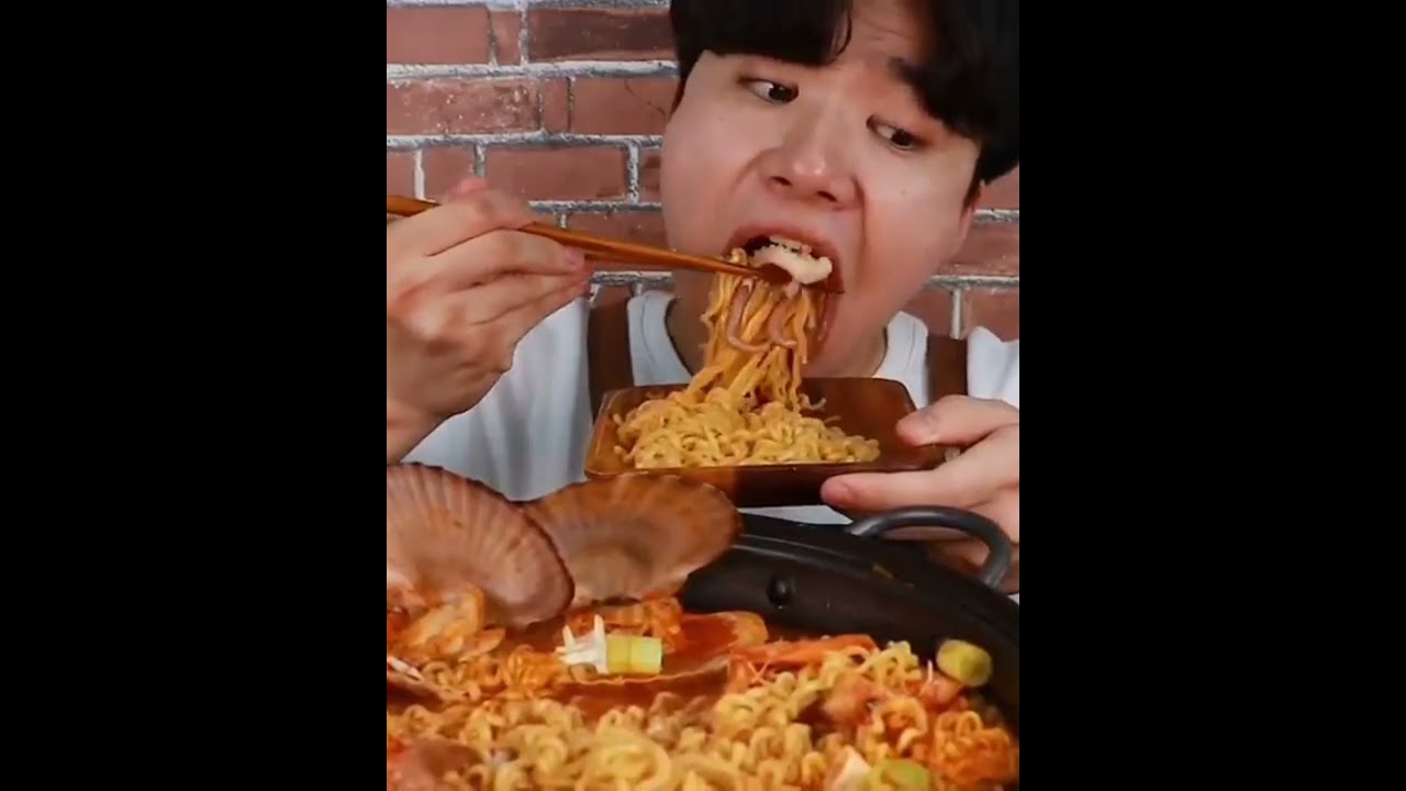 GONGSAM TABLE ASMR EATING DELICIOUS RAMEN NOODLES 🍜🍜 AND SEA FOOD 🔥🤤🔥 I MUKBANG SHORTS YouTube