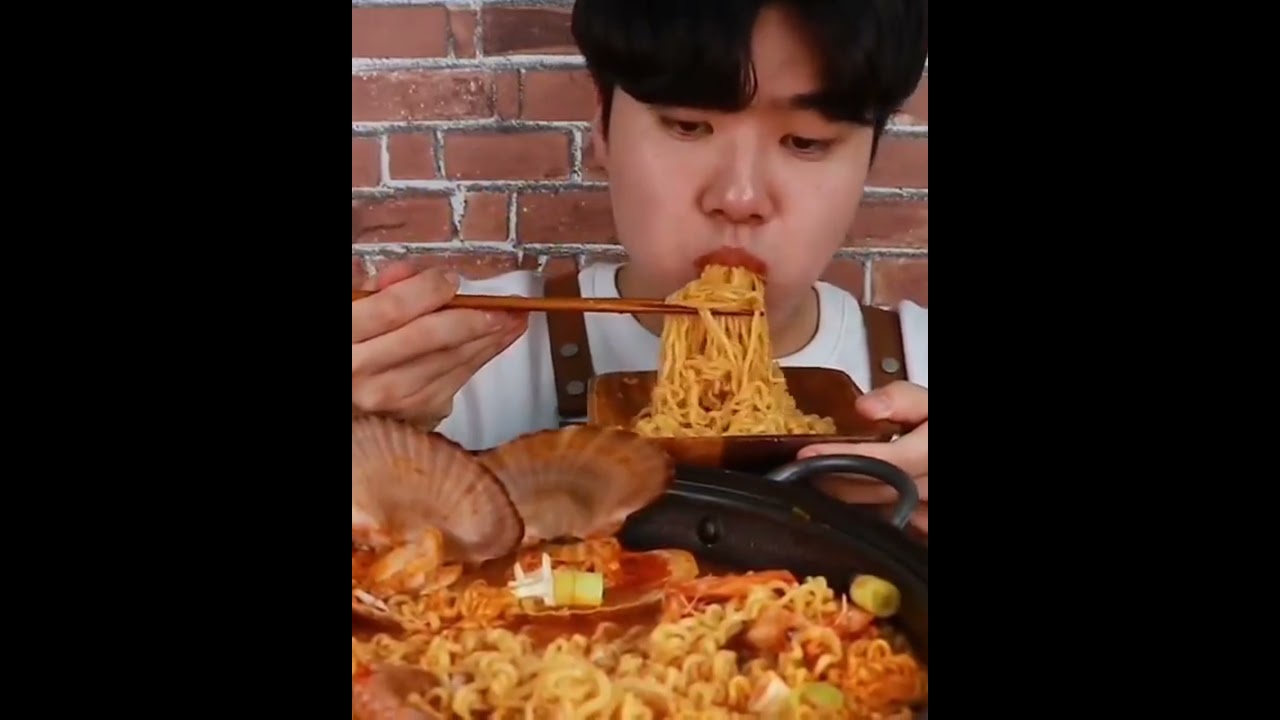GONGSAM TABLE ASMR EATING DELICIOUS RAMEN NOODLES 🍜🍜 AND SEA FOOD 🔥🤤🔥 I