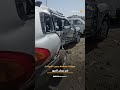 فيديو يوثق مجموعة سيارات محطمة بسبب الحوادث في حوش مرور تعز