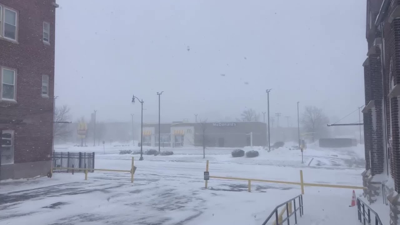 Snow and heavy wind hit Buffalo during winter storm