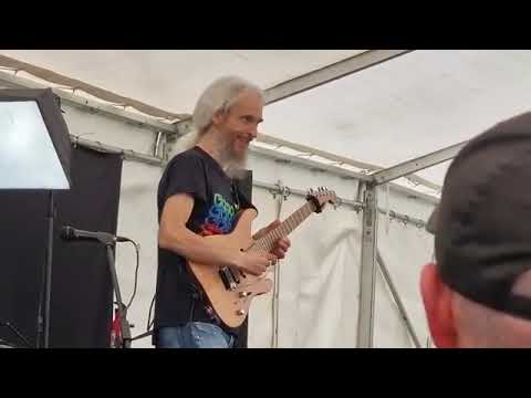 Guthrie Govan explains his violin technique