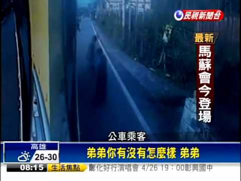 橫越馬路撞公車 男童險成輪下魂－民視新聞