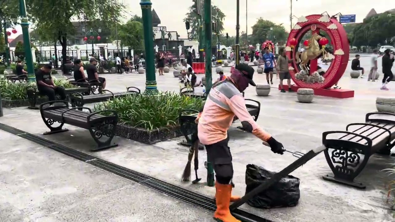 Titik Nol Yogyakarta saat matahari malu malu bangun dari peraduannya