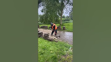 Krisi als een beest aan de gang in de regen. #útépítés #bestrating #wegenbouw #stratenmaker #infra