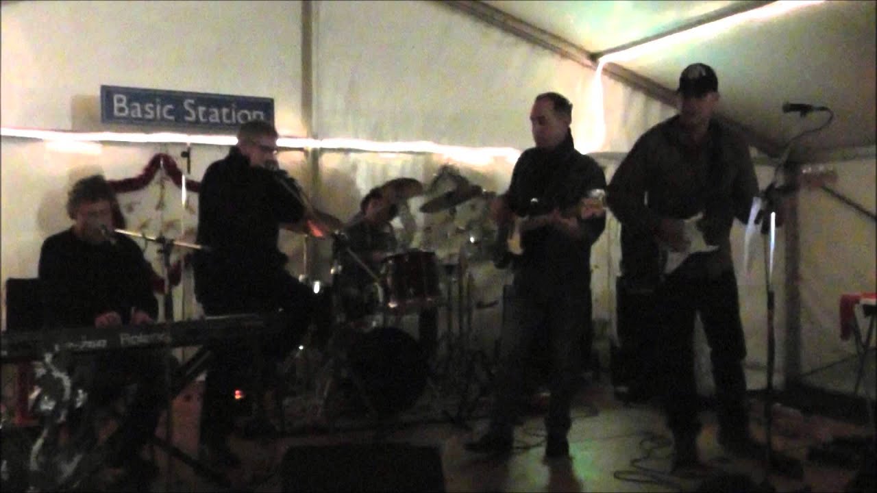 Basic Station - Zo Dood als een Pier Live - YouTube