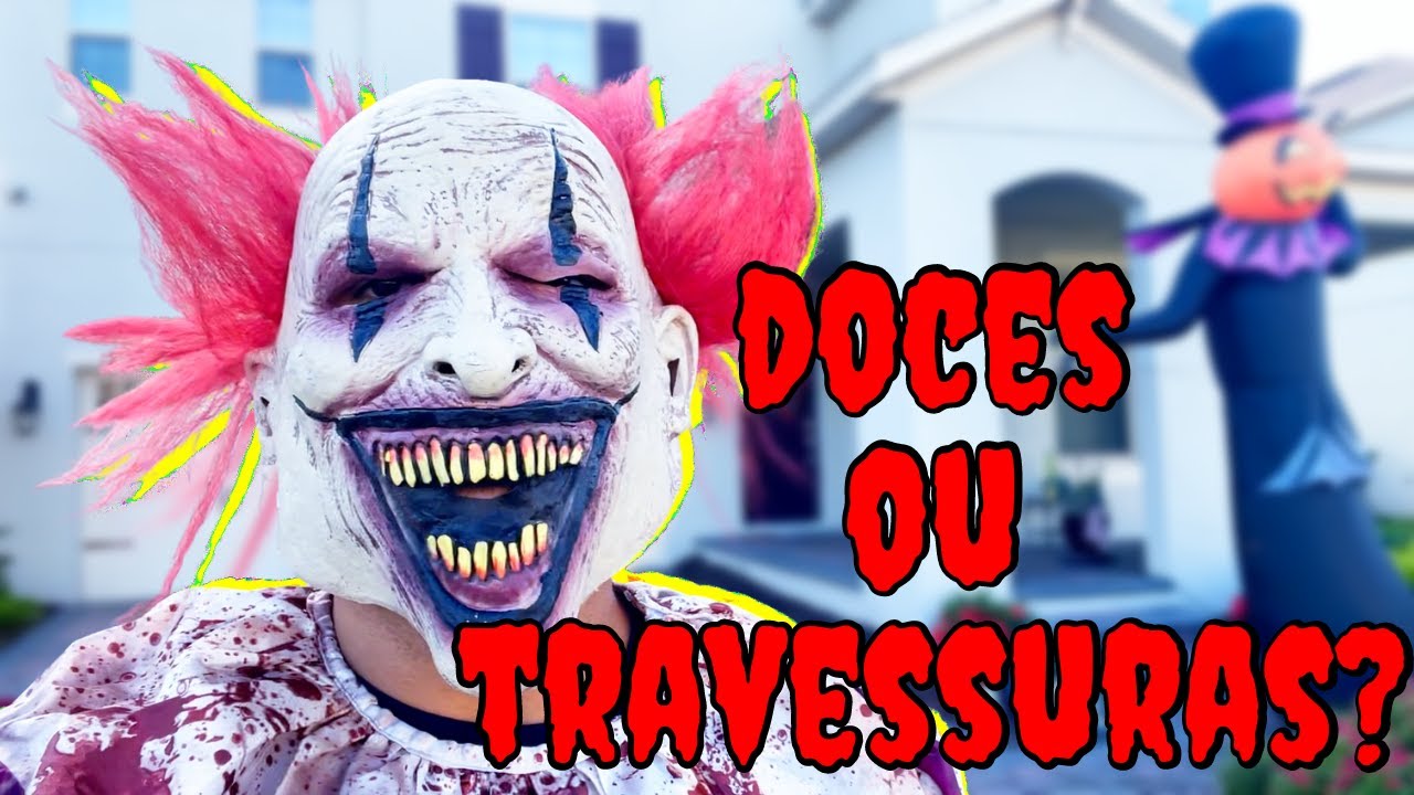 Crianças E Pais No Halloween Gostosuras Ou Travessuras. Família Em Trajes  De Halloween Com Sacos De Doces Andando Na Rua Decorada Doces Ou  Travessuras. Bebê E Pré-escola Comemorando O Carnaval. Fantasia De