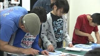 金環日食を前に子どもたちが「観測めがね」作り（12/05/01）