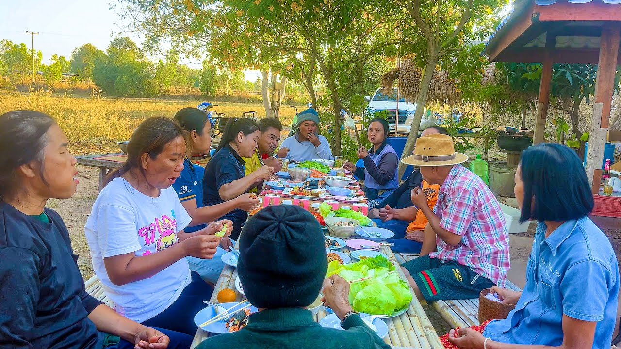 เมนูปลาแซลมอน นั่งกินพร้อมกันหลายๆคน แซ่บคักขนาด