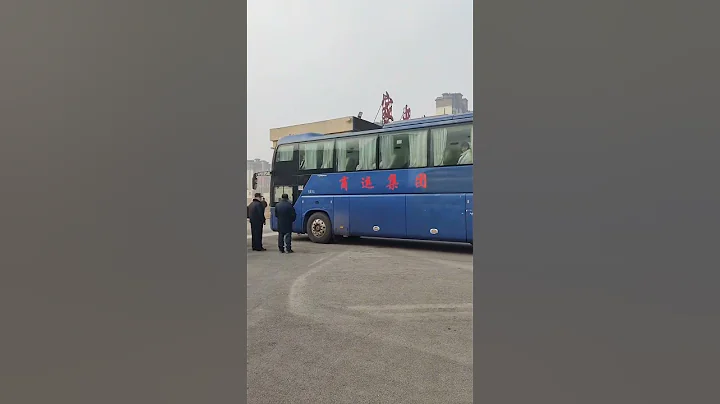 後續：1月2日，寧陵縣育華園學校開學了，當地政府為了防止家長聚集，出動了幾十輛大巴車到學生家裡把他們接到了學校。學校門口還有警用大巴車在戒備。 - 天天要聞