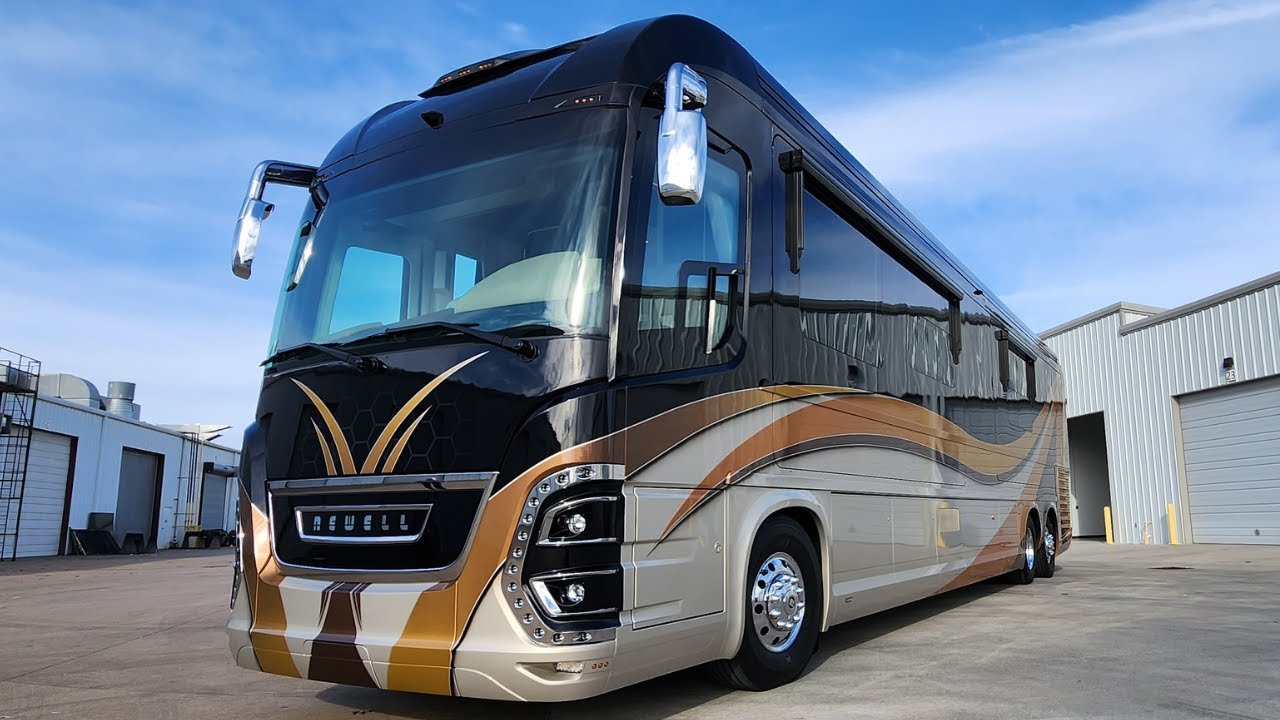 Newell Show Coach 1769 (The BIGGEST Bathroom in a Newell!) YouTube