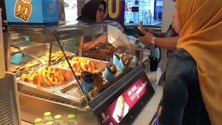 خبز البريتزل الالماني في اندونيسيا pretzels bread in auntie anne's indonesia