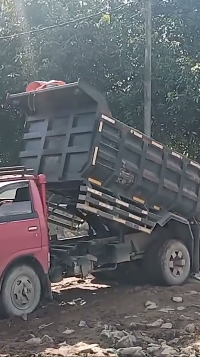 MOBIL TRUK DYNA RINO BONGKAR MUATAN PASIR