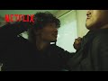 綾野剛 - 不敵な笑みがこぼれる、強烈アクションシーン | アバランチ | Netflix Japan