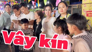 Khán giả vây Kín Hồng Loan tối 18/2 mặc dù trời đã quá khuya, Bà Nội, Bà Ngoại mừng rơi nước mắt