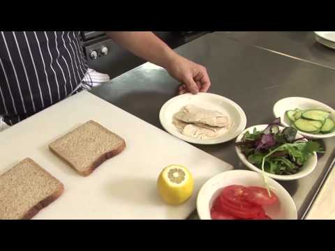 فيديو: كيف تصنع شطيرة ديك رومي