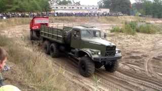 Kraz fährt sich fest und wird von Tatra 813 geborgen, Mahlwinkel 2013