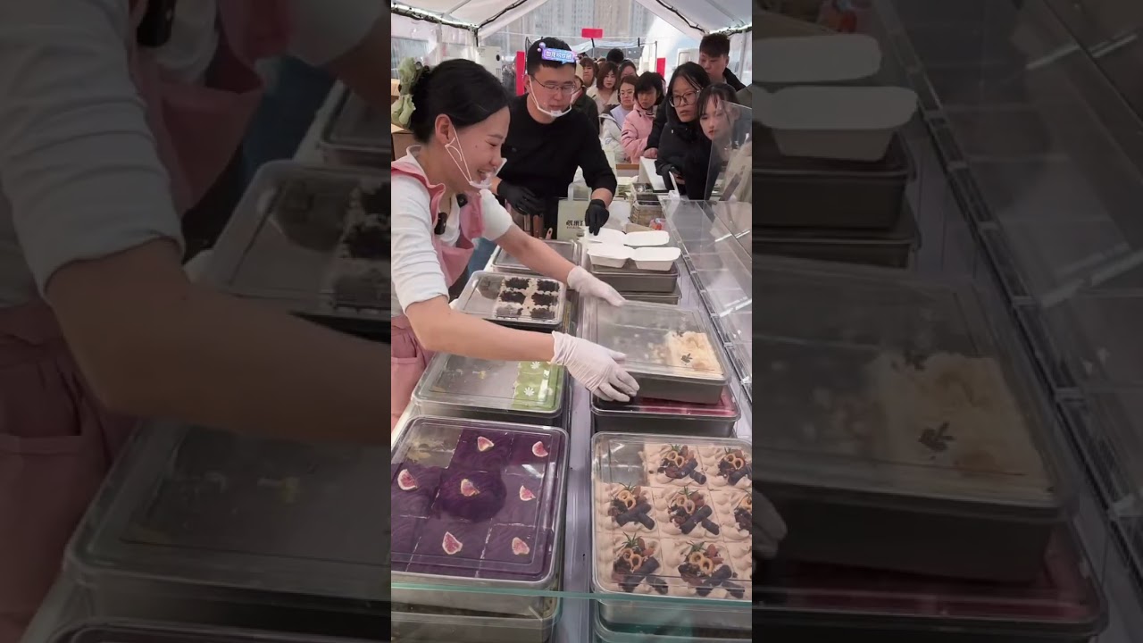 提拉米苏出摊，老板直接开启“无影手”模式，铲子都快抡出火星子了！这甜蜜的“小攤”，太火爆！#路邊攤美味