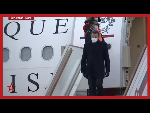 Президент Франции Эммануэль Макрон прилетел в Москву на переговоры с Владимиром Путиным