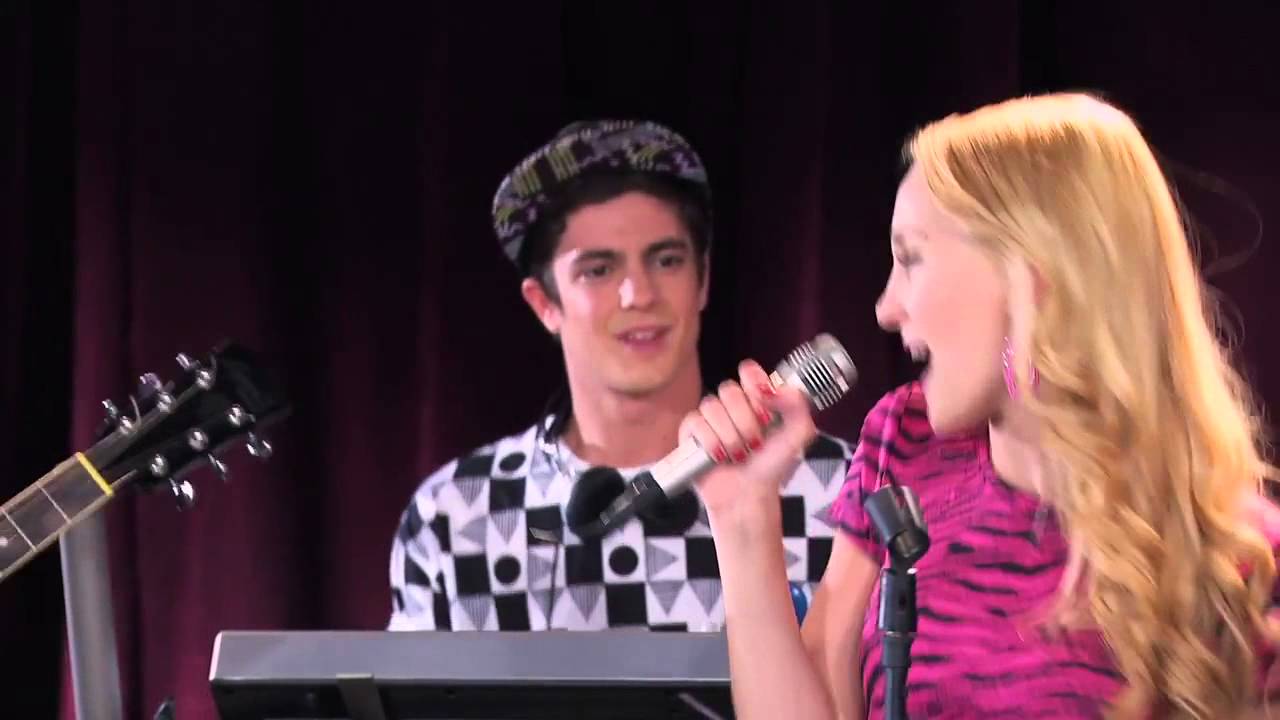 Violetta 2 - Ludmila y los chicos cantan Ser Mejor