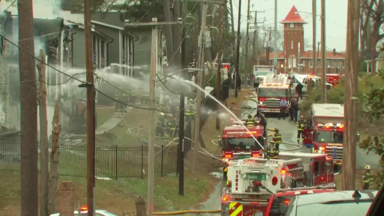 Fire spreads quickly through roof of Columbia apartment complex - YouTube