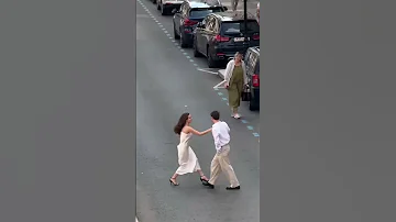 بدي دوب عيني عني عليك ورموش حواليك اليسا 