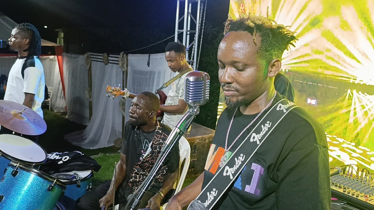 ALEX KATOMBI PERFORMING LIVE  DURING HIS NEW YEAR PARTY AT MBUSYANI KILELESHWA YOU MUST WATCH THIS 