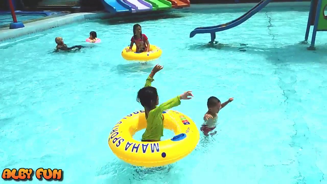 Berenang Di Kolam Renang Wisata Linggarjati Kuningan Jabar