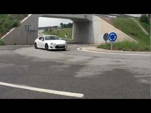 Toyota GT 86 drifting roundabout