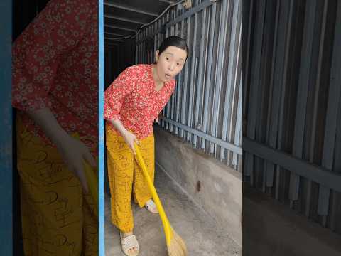 So Funny #clowntieumuoi 😅😂 she was startled when she saw him #funny