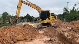 รถแม็คโครKOMATSU PC 130 ขุดดินวางท่อระบายน้ำ